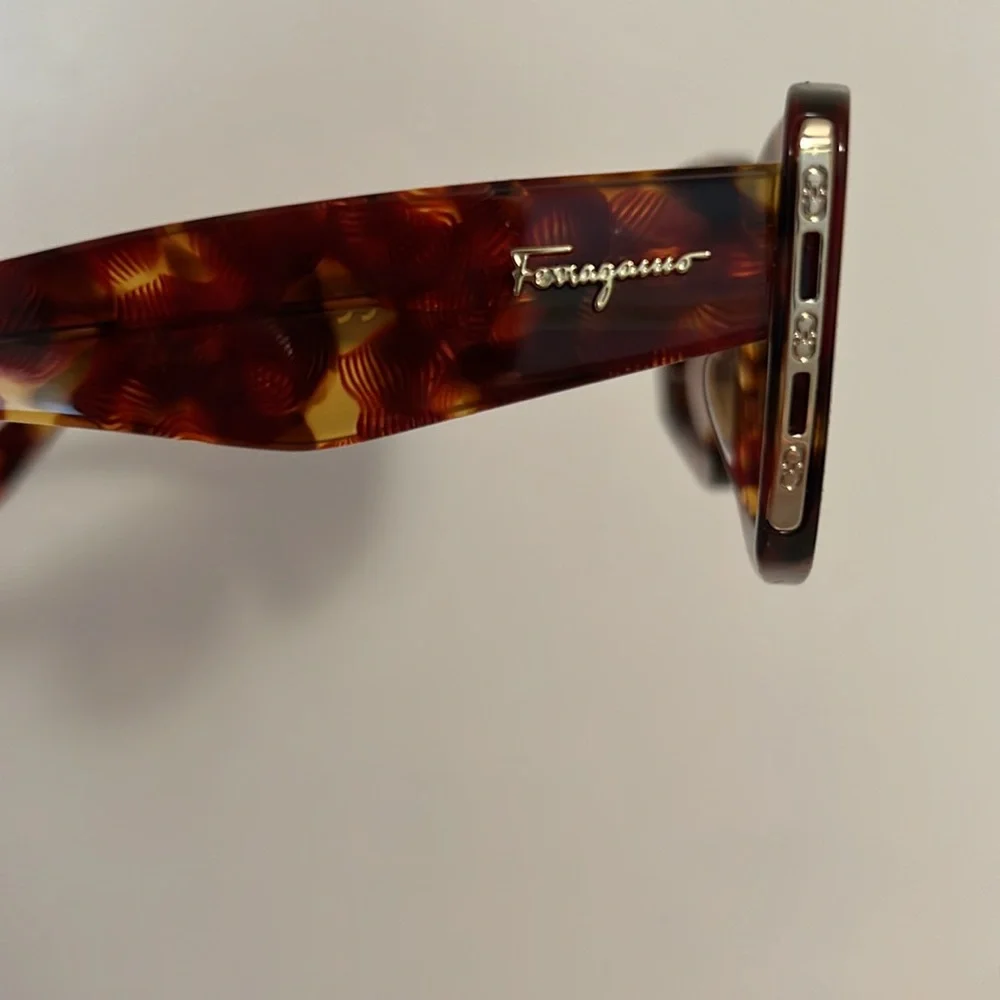 NEW Salvatore Ferragamo SF1024S 609 Red Havana Sunglasses w/Brown Gradient Lens - Picture 6 of 11